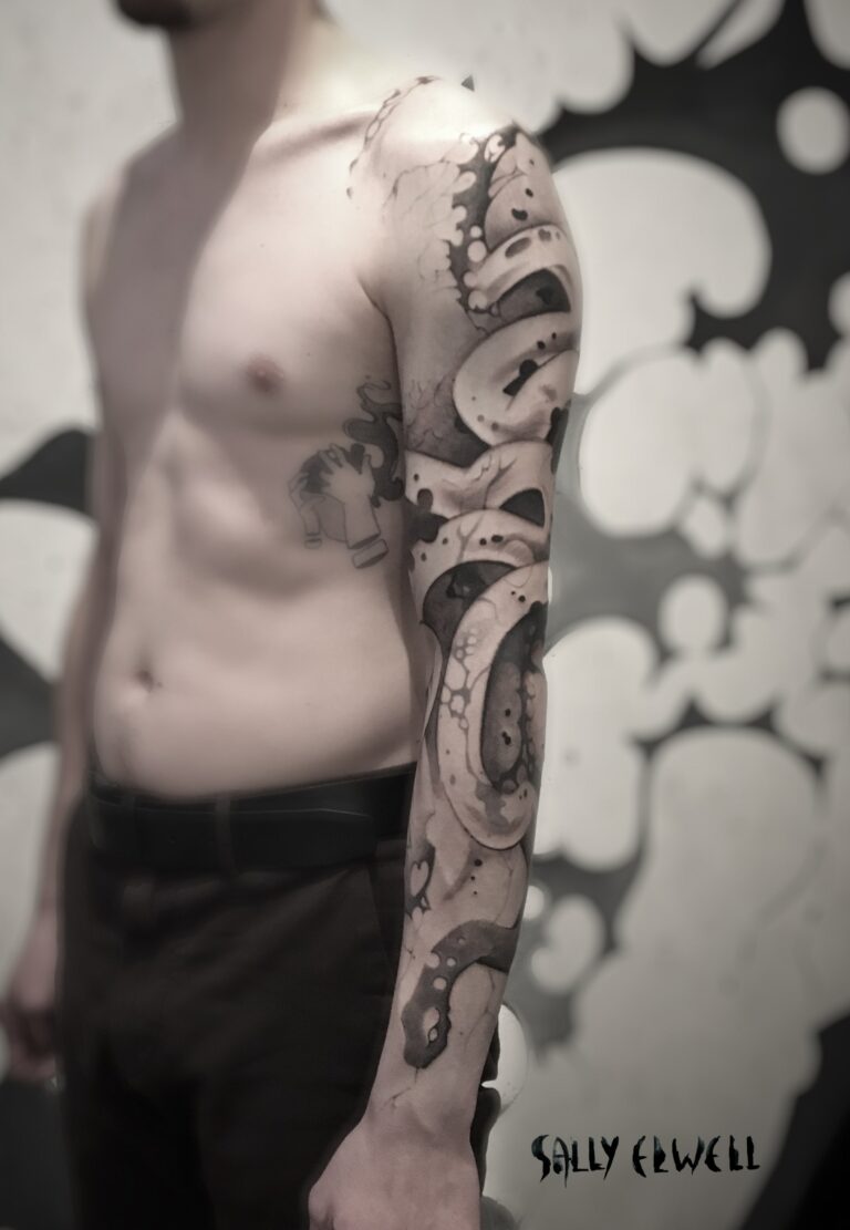 tatouage bras serpent dentelle organique tâches encre noire et dégradé de gris tatouage bras serpent dentelle organique tâches encre noire et dégradé de gris