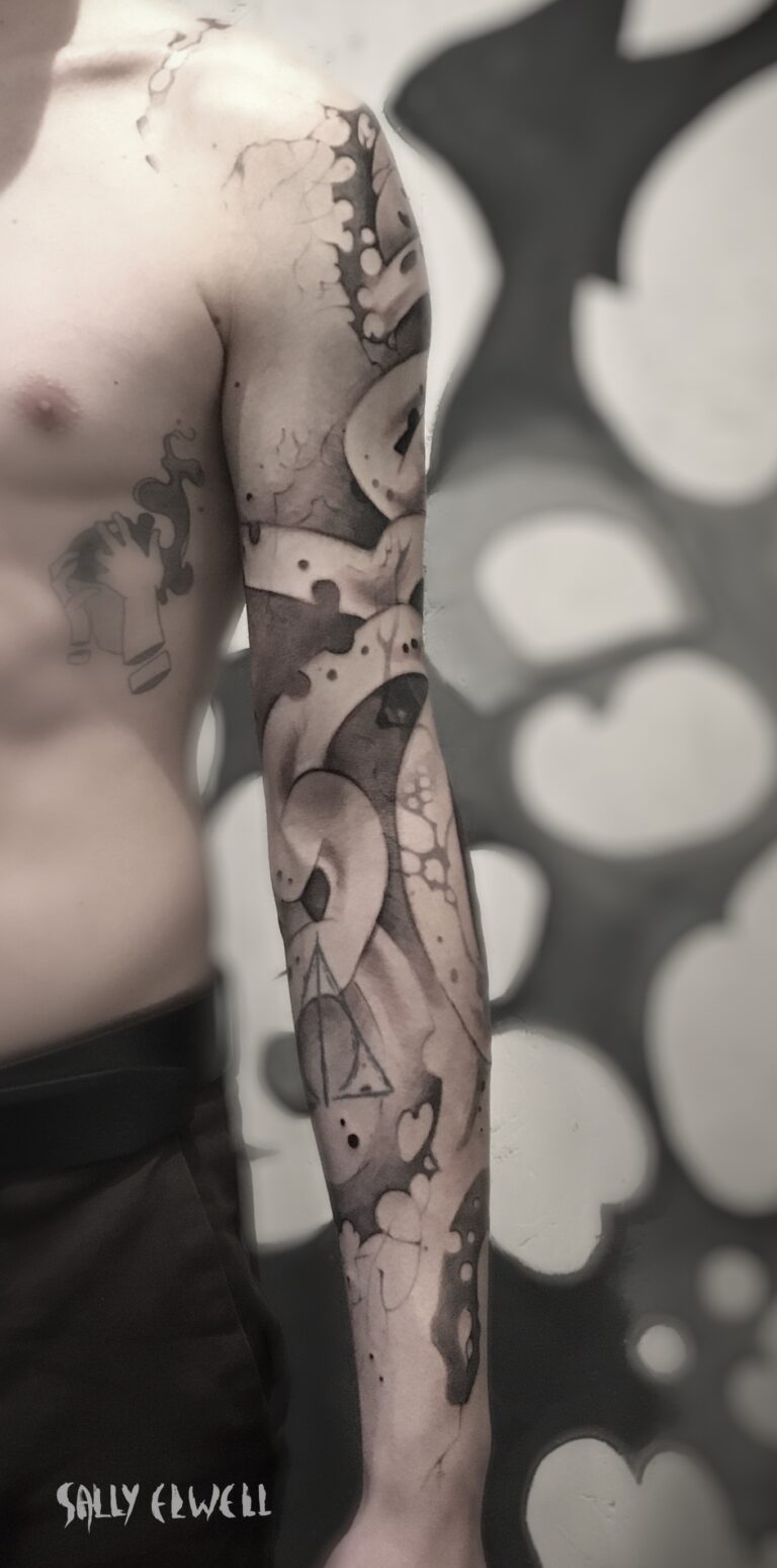 tatouage bras serpent dentelle organique tâches encre noire et dégradé de gris tatouage bras serpent dentelle organique tâches encre noire et dégradé de gris