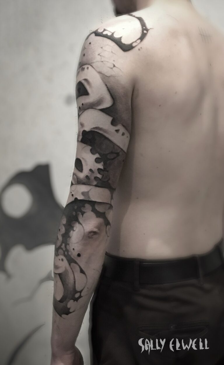 tatouage bras serpent dentelle organique tâches encre noire et dégradé de gris tatouage bras serpent dentelle organique tâches encre noire et dégradé de gris